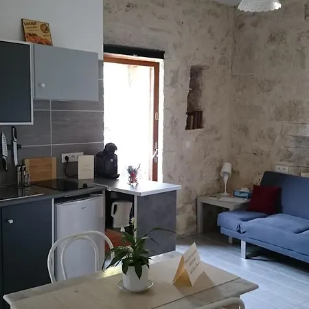 Au Logis De *